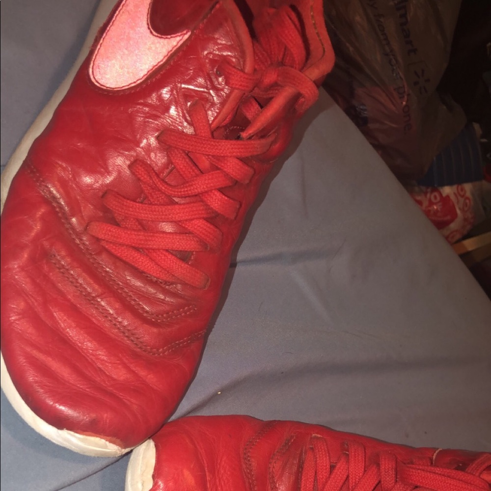 Red Nike roches